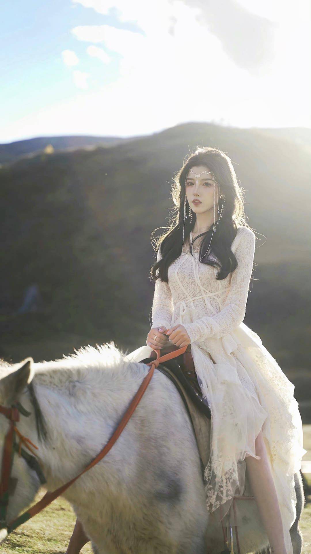 美女写真:西域美女白纱蕾丝连衣裙身材婀娜,赤足骑马英姿飒爽-沐风文化